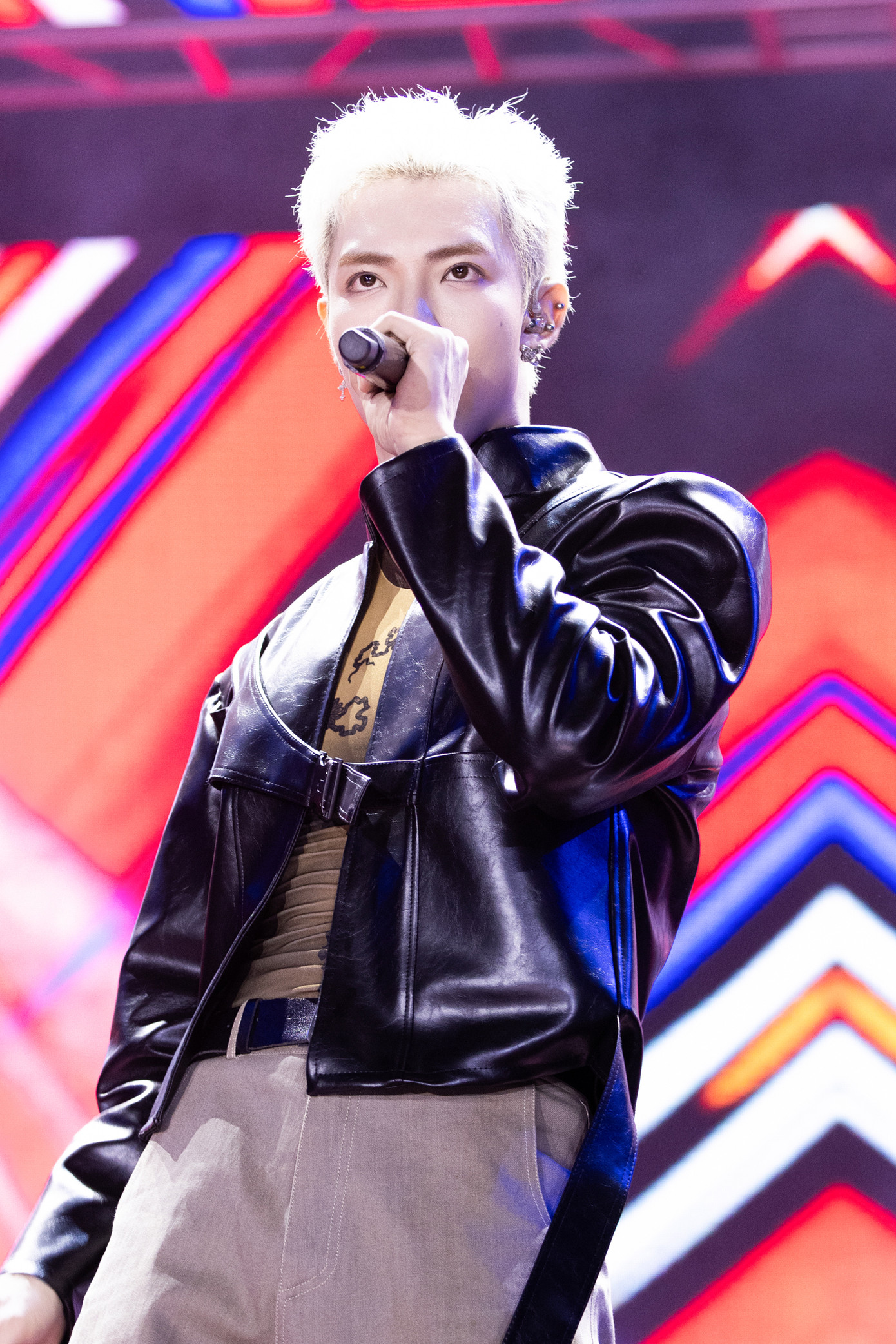 Erik khuấy động sân khấu với Đi đu đưa đi. Nam ca sĩ mặc ấn tượng trong chương trình dành cho sinh viên. Khoảnh khắc Erik khoe cơ thể sáu múi được khán giả cổ vũ.