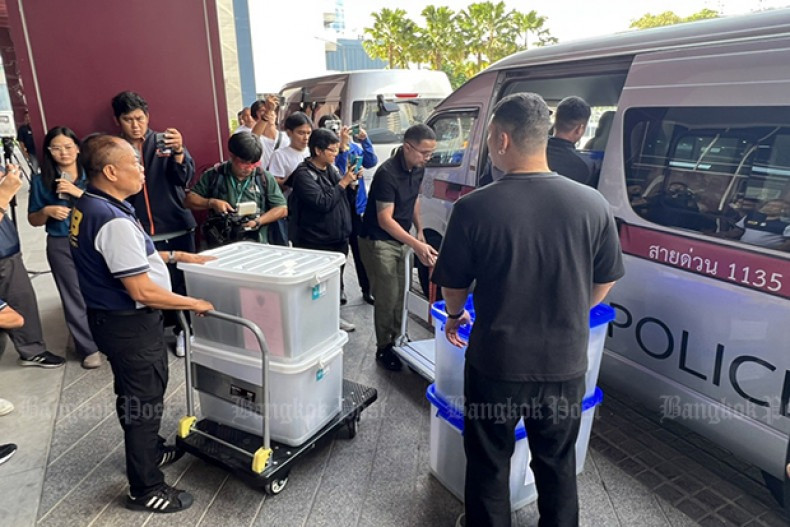 Cảnh sát chuyển 18 thùng hồ sơ đến Cục Điều tra Đặc biệt. Ảnh: Bangkok Post. Cảnh sát chuyển 18 thùng hồ sơ đến Cục Điều tra Đặc biệt. Ảnh: Bangkok Post.