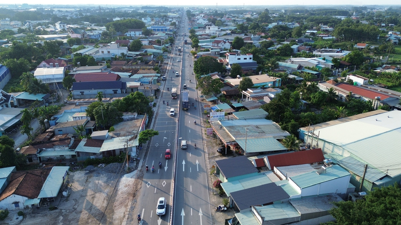 Đối với QL22, đoạn từ An Sương đến Vành đai 3 có bề rộng hiện hữu 36 40m, phần xe chạy là 214,5m, dải phân cách giữa 3,m và phần vỉa hè từ 2m - 4m. Tuyến đường được đề xuất đầu tư BOT với tổng chiều dài 8,7km, mặt cắt ngang 60m với tổng mức đầu tư 8.810 tỷ đồng (bao gồm lãi vay).