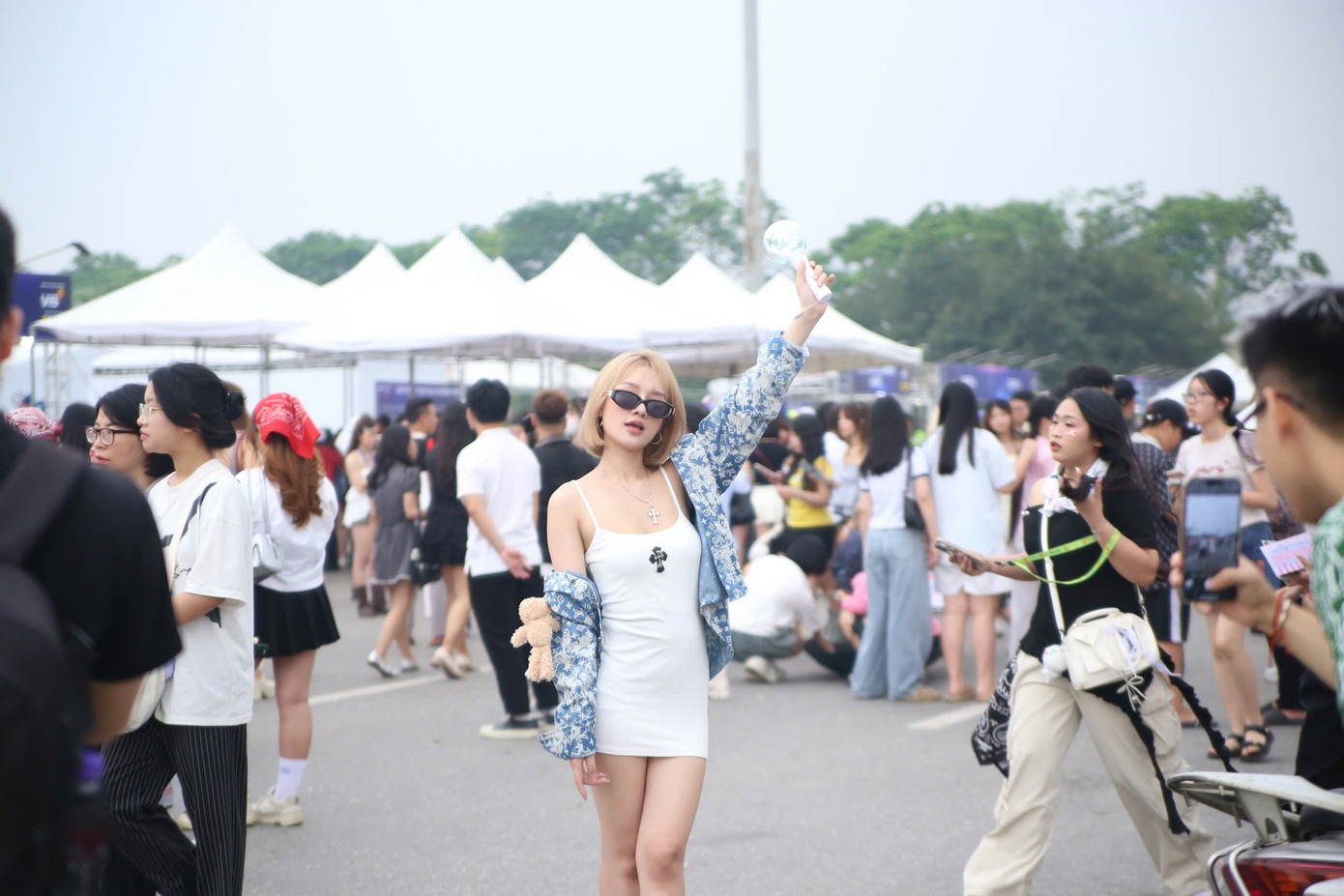 Một số hình ảnh fan nữ đầu tư trang phục, trang điểm để gặp 30 anh trai tối nay.