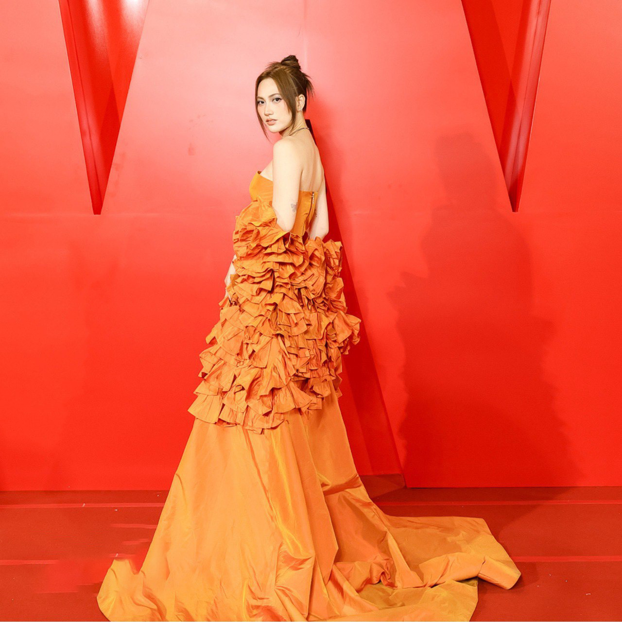 Phương Anh Đào diện váy cúp ngực, khoe vai đến thảm thảm đỏ. Trang phục của nữ diễn viên trông cầu kỳ nhờ thiết kế hoa 3D.