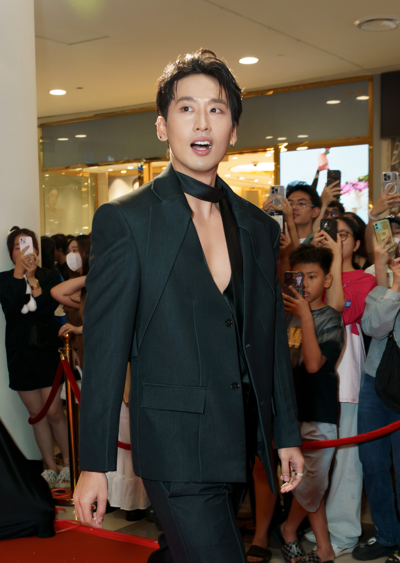 Tuấn Trần và Diệp Bảo Ngọc tại buổi chiếu sớm bộ phim đề tài hài, tâm lý gia đình. Tuấn Trần và Diệp Bảo Ngọc tại buổi chiếu sớm bộ phim đề tài hài, tâm lý gia đình.