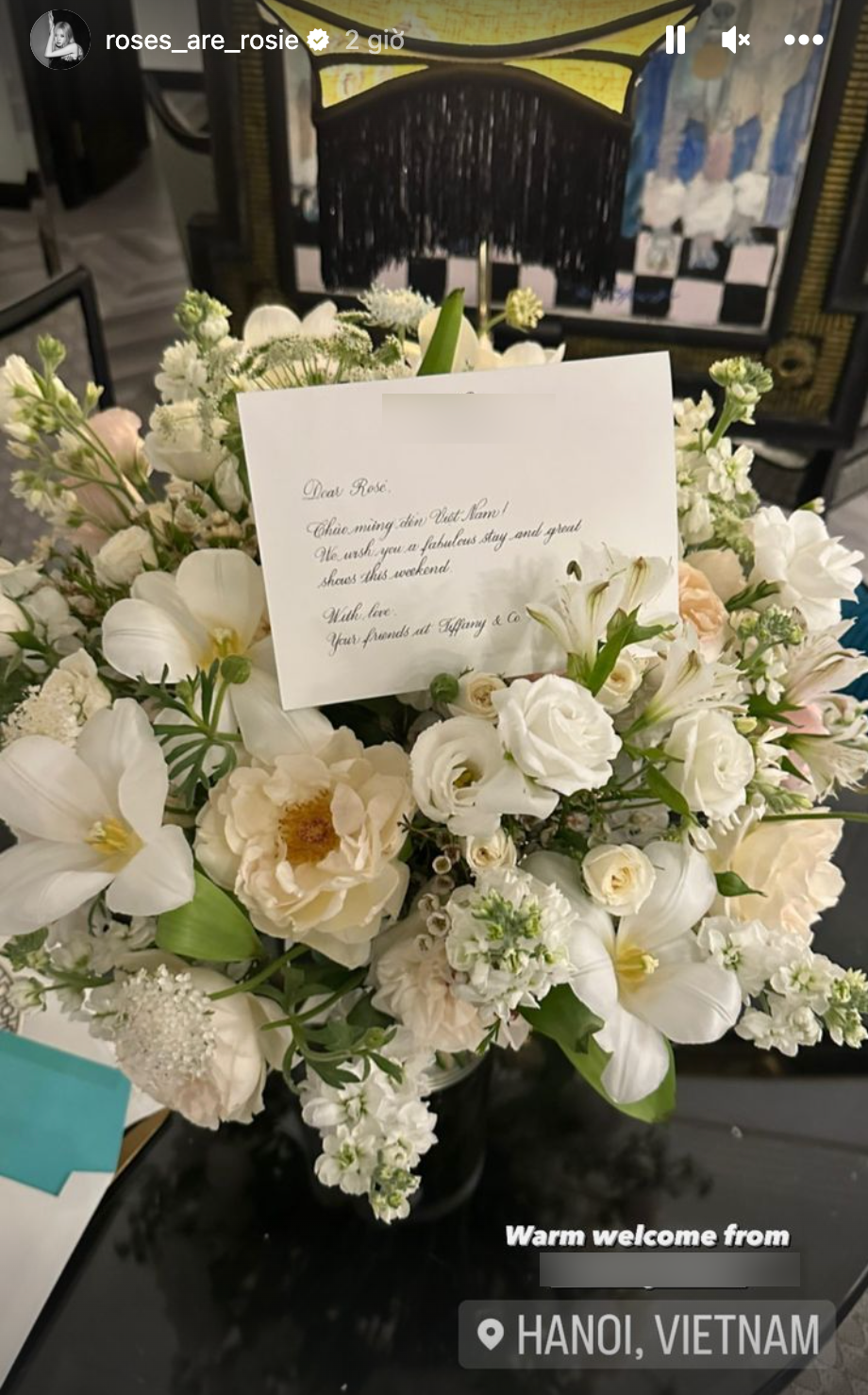Rosé và Jisoo đăng ảnh check-in tại Hà Nội, Việt Nam.
