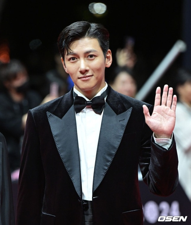 Ji Chang Wook nhận nhiều lời khen ngợi về ngoại hình trên thảm đỏ Liên hoan phim Busan lần thứ 29. Loạt ảnh &quot;không góc chết&quot; của diễn viên Mật danh K2 lan truyền trên mạng xã hội và thu hút lượng tương tác lớn.