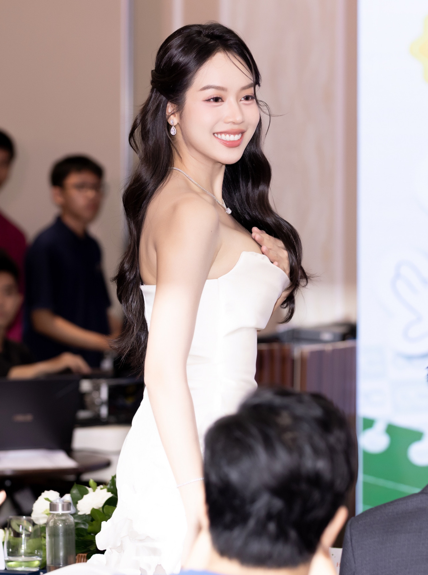 Hoa hậu Thanh Thủy, ca sĩ Hòa Minzy và dàn hoa hậu, á hậu tại chương trình. Hoa hậu Thanh Thủy, ca sĩ Hòa Minzy và dàn hoa hậu, á hậu tại chương trình.