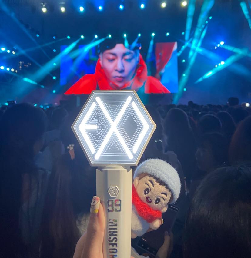 Người hâm mộ đầu tư lightstick để chào đón hai thành viên nhóm EXO biểu diễn ở Việt Nam. Người hâm mộ đầu tư lightstick để chào đón hai thành viên nhóm EXO biểu diễn ở Việt Nam.