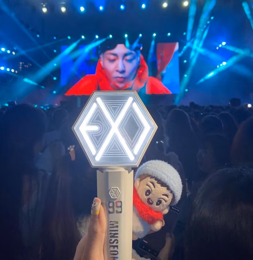 Người hâm mộ đầu tư lightstick để chào đón hai thành viên nhóm EXO biểu diễn ở Việt Nam.