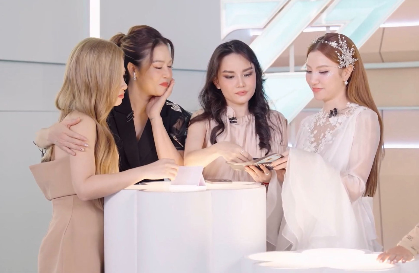 Hạnh Sino và Thu Ngọc (lần lượt từ phải sang) bị loại đầu tiên. Hạnh Sino và Thu Ngọc (lần lượt từ phải sang) bị loại đầu tiên.