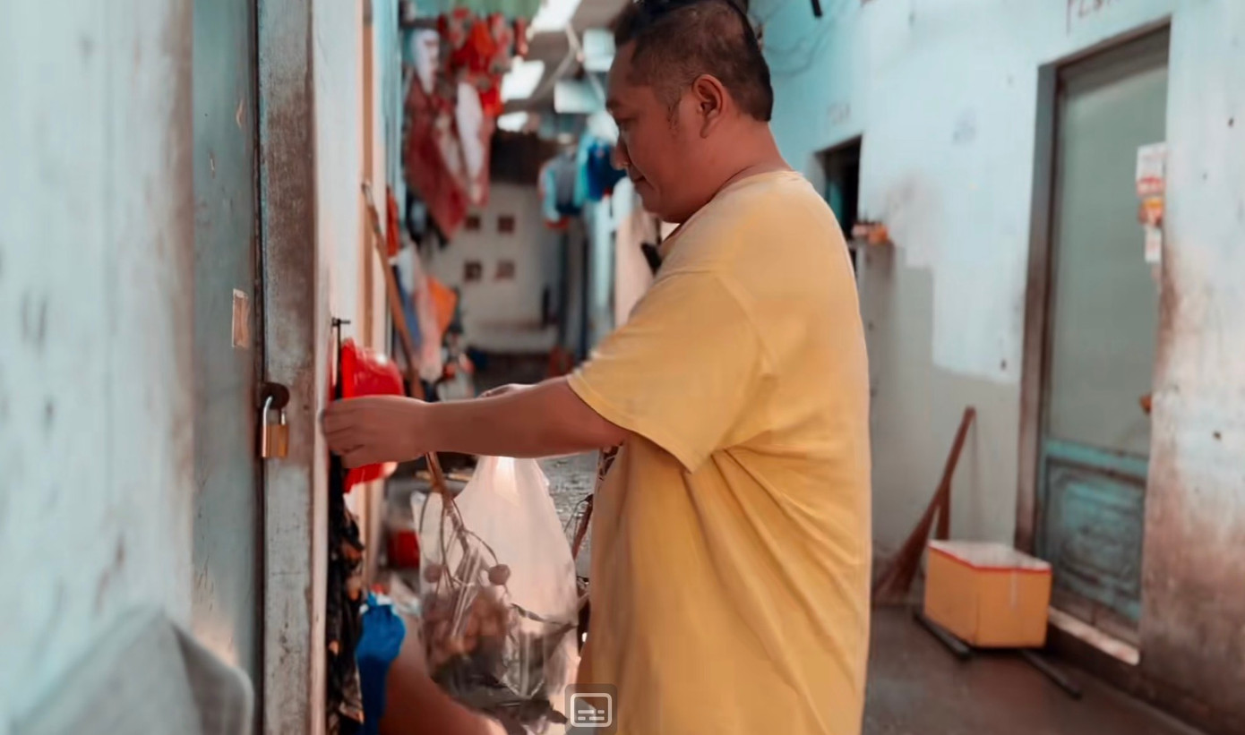 Phùng Ngọc hiện sống trong căn phòng trọ thuê 1,5 triệu đồng/tháng.