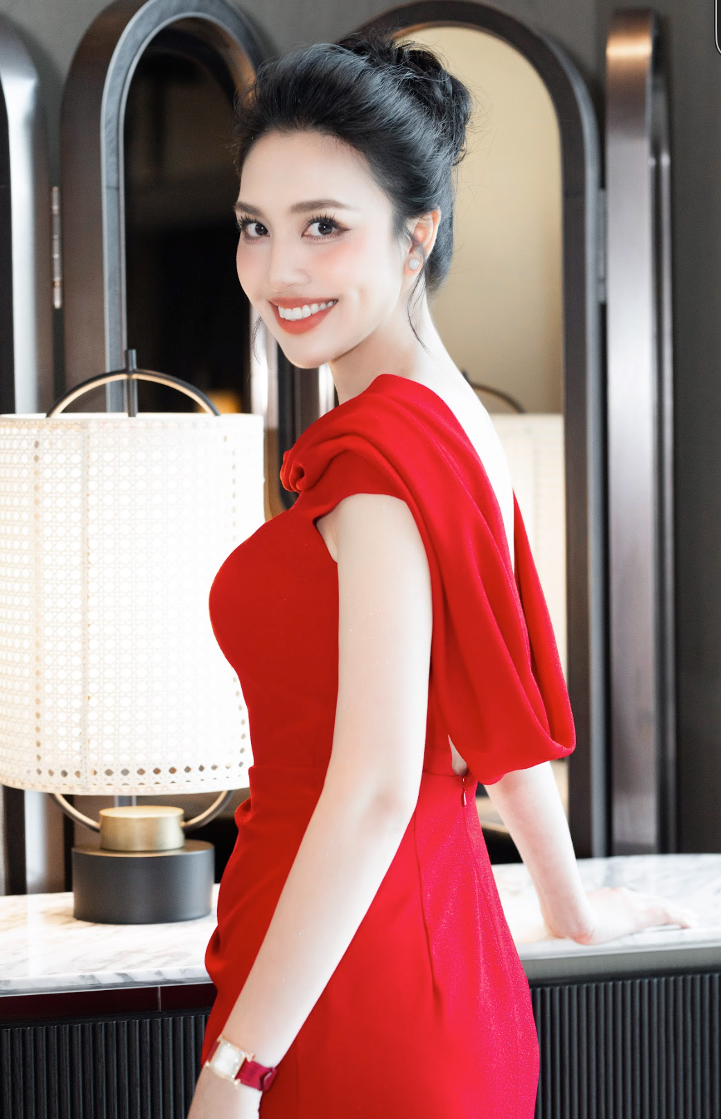 Cựu người mẫu Huỳnh Thanh Tuyền, đại diện nhà sản xuất chia sẻ tại buổi giới thiệu game show Đảo thiên đường. Cựu người mẫu Huỳnh Thanh Tuyền, đại diện nhà sản xuất chia sẻ tại buổi giới thiệu game show Đảo thiên đường.