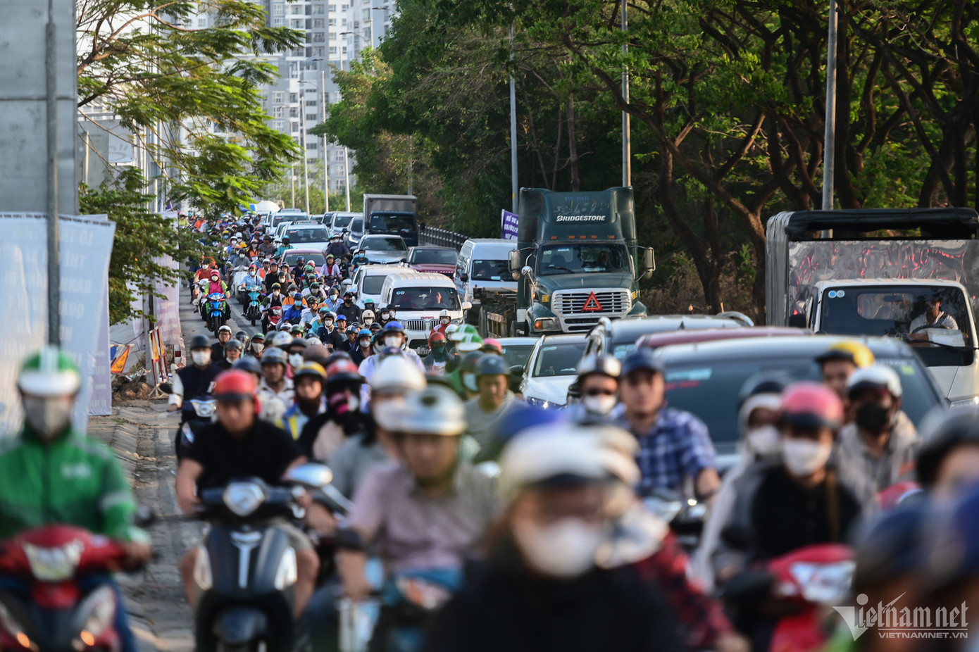 Tại đường Nguyễn Hữu Thọ, đoạn qua nút giao với đại lộ Nguyễn Văn Linh, các phương tiện xếp hàng dài, di chuyển chậm hướng từ huyện Nhà Bè vào trung tâm thành phố. Nhiều thời điểm, cầu Rạch Đĩa 1 bị quá tải.