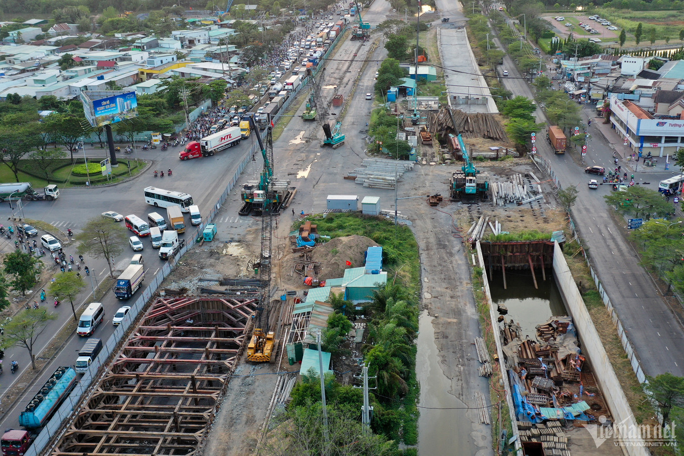 Dự án hầm chui Nguyễn Văn Linh - Nguyễn Hữu Thọ được kỳ vọng giảm ùn tắc giao thông tại khu vực, góp phần phát triển, kết nối với các tỉnh miền Tây. Dự án được khởi công từ tháng 4/2020 với tổng mức đầu tư hơn 830 tỷ đồng. Quy mô dự án xây dựng hai hầm chui trên đường Nguyễn Văn Linh, mỗi hầm dài 456m, 3 làn xe với vận tốc thiết kế 60km/h. Do chậm tiến độ nên đến nay, khối lượng thi công dự án mới đạt 43%, dự kiến hoàn thành vào cuối năm 2024.