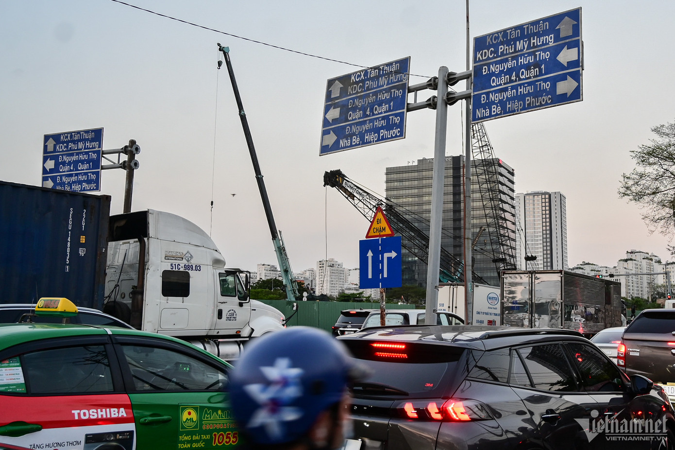 Tình trạng ùn ứ tập trung nhiều nhất ở luồng ô tô, xe container. Nhiều biển báo, chỉ dẫn phân luồng giao thông được dựng lên xung quanh để người đi đường nắm bắt lộ trình di chuyển.