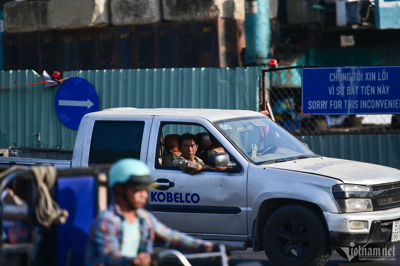 Tình trạng ùn ứ tập trung nhiều nhất ở luồng ô tô, xe container. Nhiều biển báo, chỉ dẫn phân luồng giao thông được dựng lên xung quanh để người đi đường nắm bắt lộ trình di chuyển.
