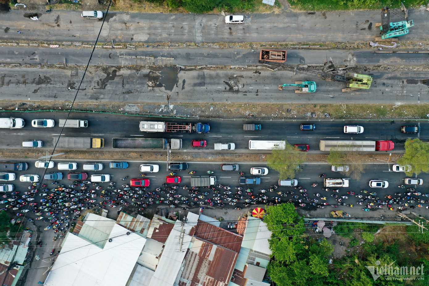 Khu vực rào chắn dài 505m, rộng 75m. Các phương tiện được tổ chức đi vòng qua giao lộ này trong thời gian thi công, muốn vượt qua nút giao phải đi vào đường Nguyễn Văn Linh và quay đầu ở các nút giao gần đó như giao lộ đường Nguyễn Phan Chánh, Phạm Văn Nghị hay vị trí trước cầu Tư Dinh.