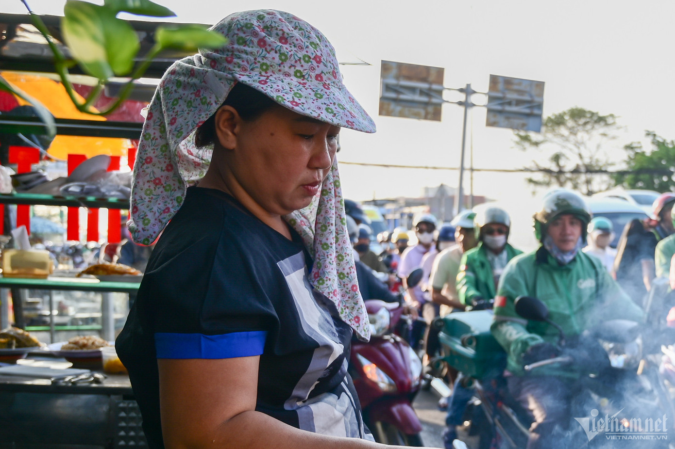 Chị Trang (sinh sống ngay khu vực nút giao Nguyễn Văn Linh - Nguyễn Hữu Thọ) cho biết, tình trạng ùn tắc tại đây căng thẳng hơn nhiều khi rào chắn, nhất là vào giờ đi làm và tan tầm. Đặc biệt những ngày mưa có thể kẹt cứng 4 - 5 giờ. &quot;Tôi chỉ mong công trình sớm hoàn thành để buôn bán thuận lợi hơn&quot;, chị nói.