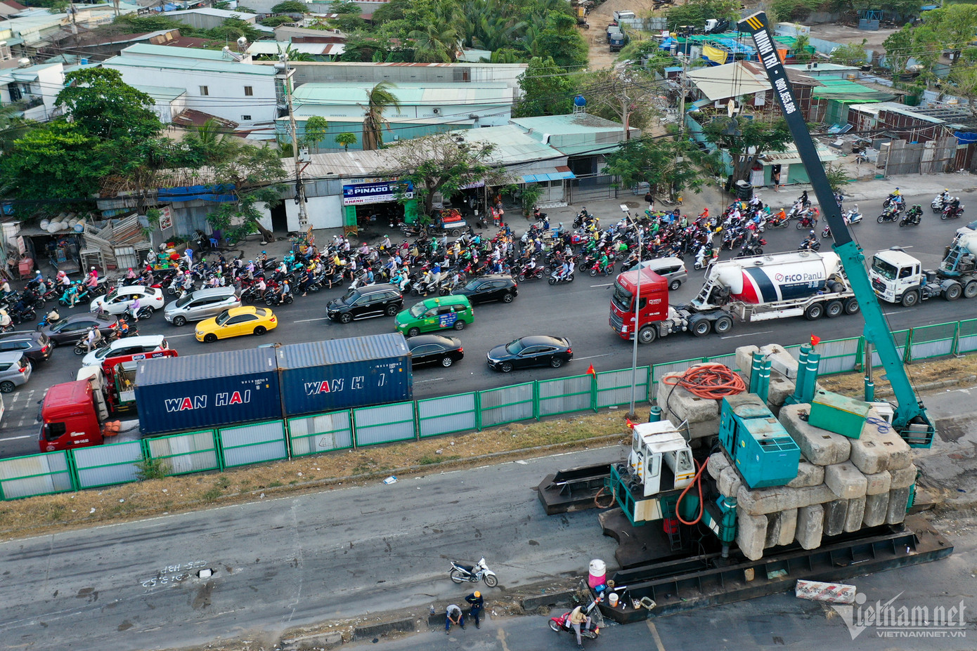 Theo Ban Quản lý dự án đầu tư xây dựng các công trình giao thông, việc rào chắn nút giao Nguyễn Văn Linh - Nguyễn Hữu Thọ là bắt buộc phải làm để hoàn tất công trình. Người đi đường qua đây sẽ phải chịu đựng khổ cực trong khoảng 240 ngày.