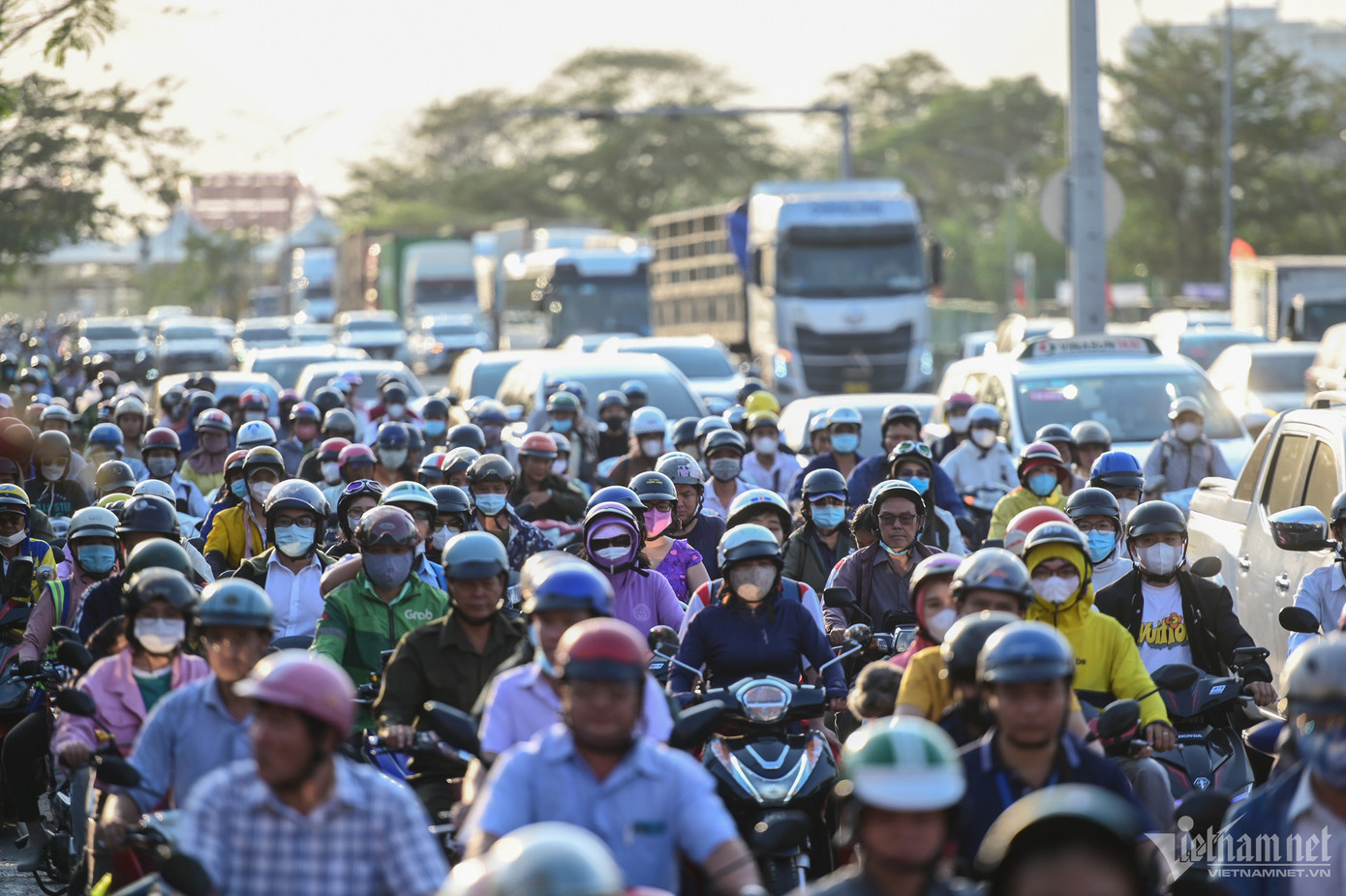 Hằng ngày, dòng xe máy, ô tô nối đuôi nhau nhích từ hướng đại lộ Nguyễn Văn Linh đoạn qua nút giao với đường Nguyễn Hữu Thọ (quận 7) để vào trung tâm thành phố. (Hình ảnh ghi nhận trong chiều 28/2)