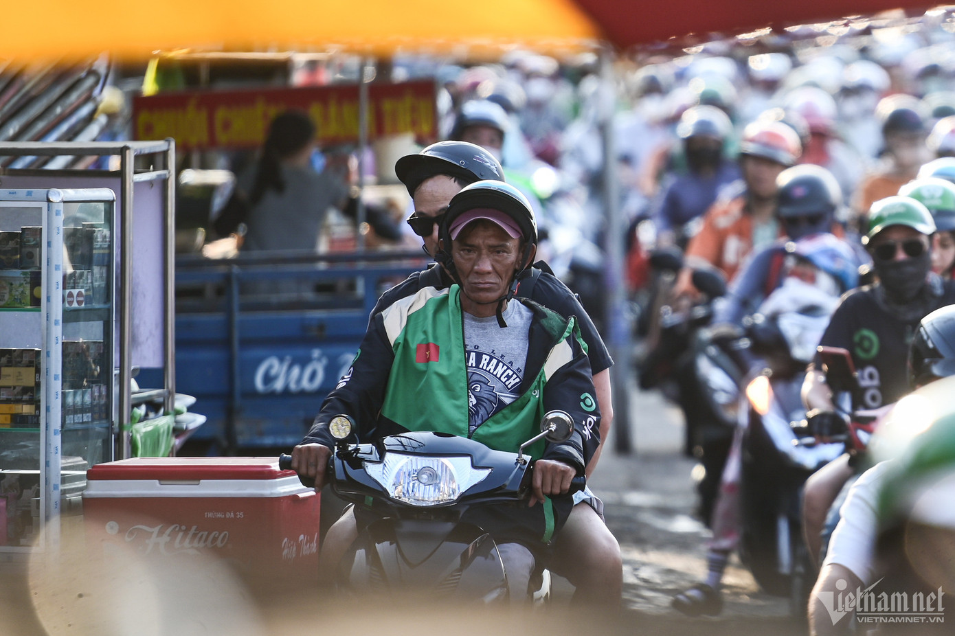 Nhiều người cố gắng di chuyển lên vỉa hè để vượt qua đoạn đường ùn tắc được nhanh hơn.