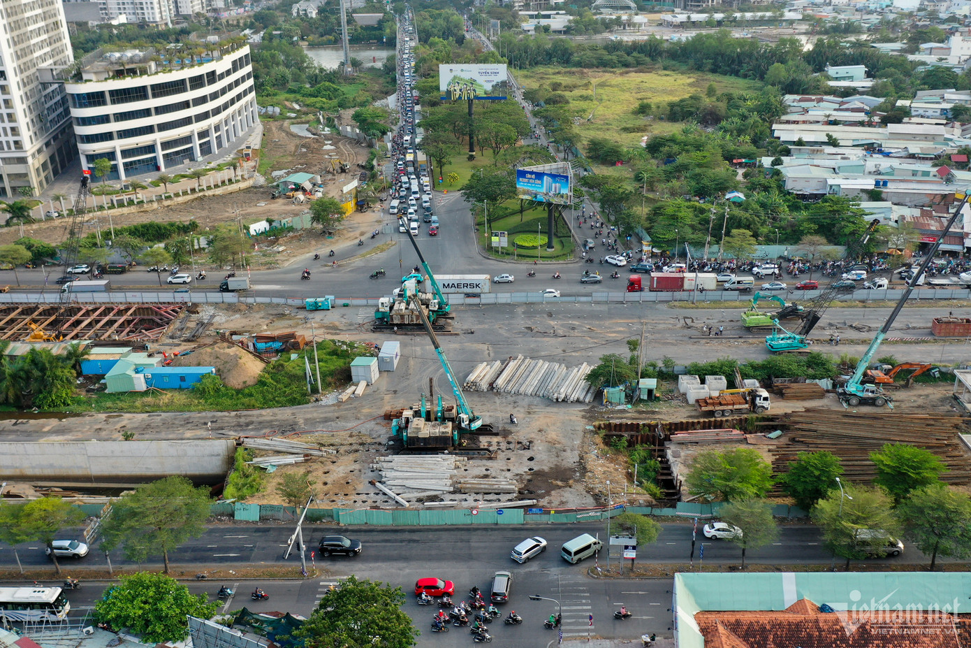 Sau khi nút giao Nguyễn Văn Linh - Nguyễn Hữu Thọ được rào chắn, tạm đóng gần 1 tháng trước để thi công các đốt hầm kín phía dưới, tình trạng ùn tắc giao thông thường xuyên xảy ra xung quanh khu vực này.