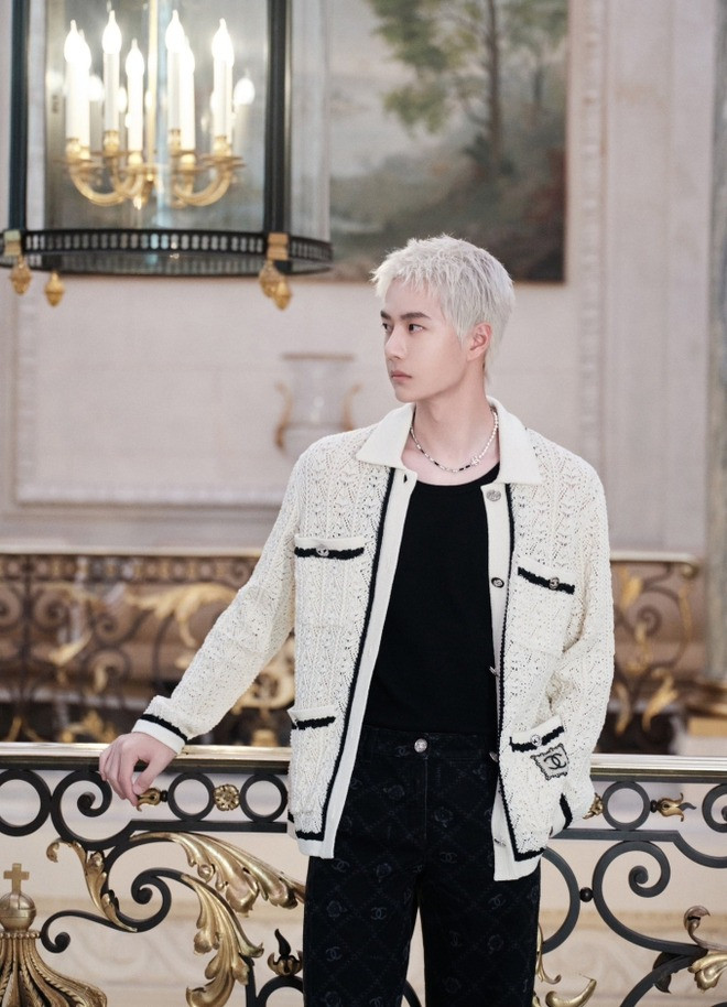 Đại sứ Chanel Vương Nhất Bác diện trang phục mới nhất nằm trong bộ sưu tập Xuân Hè của Chanel. Vẻ điển trai, vóc dáng tôn đồ cùng phong cách sang trọng của ngôi sao người Trung Quốc được bàn tán trên Weibo.