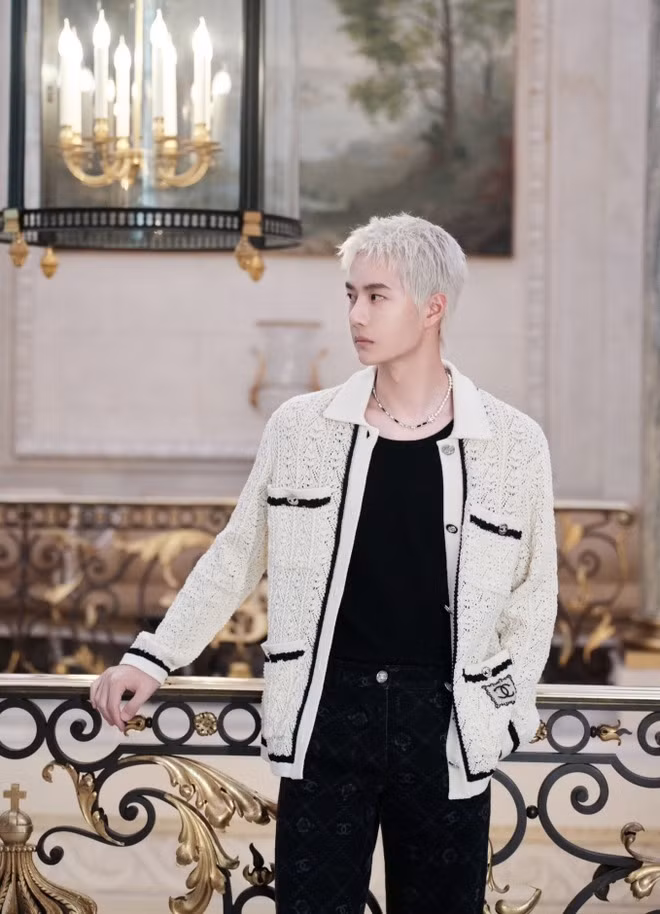 Đại sứ Chanel Vương Nhất Bác diện trang phục mới nhất nằm trong bộ sưu tập Xuân Hè của Chanel. Vẻ điển trai, vóc dáng tôn đồ cùng phong cách sang trọng của ngôi sao người Trung Quốc được bàn tán trên Weibo.