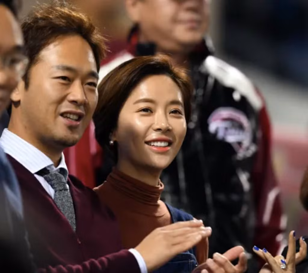 Cuối tháng 3, Hwang Jung Eum tiếp tục khiến khán giả chú ý khi đá đểu đại gia ngành thép trong show hài nổi tiếng phát sóng trực tiếp. Câu nói "Tôi có gu chọn dự án nhưng lại không có mắt nhìn đàn ông. Tôi đã sẵn sàng ly hôn" khiến khán giả trường quay bật cười, sau đó vỗ tay ủng hộ. Chủ đề Hwang Jung Eum đá xéo chồng cũ cũng viral trên mạng xã hội. Cuối tháng 3, Hwang Jung Eum tiếp tục khiến khán giả chú ý khi đá đểu đại gia ngành thép trong show hài nổi tiếng phát sóng trực tiếp. Câu nói "Tôi có gu chọn dự án nhưng lại không có mắt nhìn đàn ông. Tôi đã sẵn sàng ly hôn" khiến khán giả trường quay bật cười, sau đó vỗ tay ủng hộ. Chủ đề Hwang Jung Eum đá xéo chồng cũ cũng viral trên mạng xã hội.