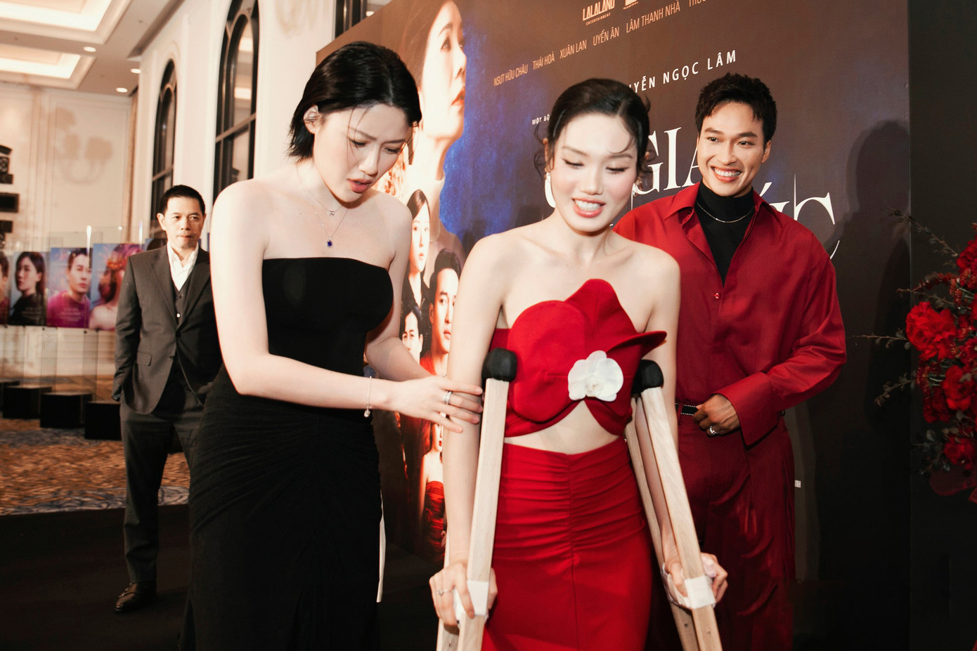 Trâm Anh bị tai nạn trước buổi giới thiệu phim, được đồng nghiệp Uyển Ân giúp đỡ.