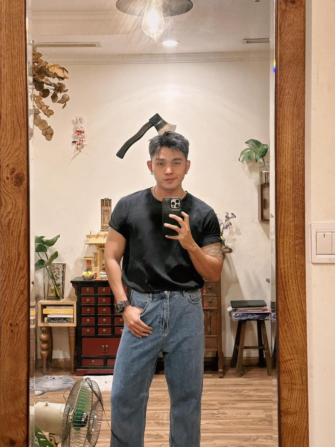 Jun Phạm với tạo hình bảnh bao dịp Halloween. Anh tạo điểm nhấn với phụ kiện hình rìu trên đỉnh đầu.