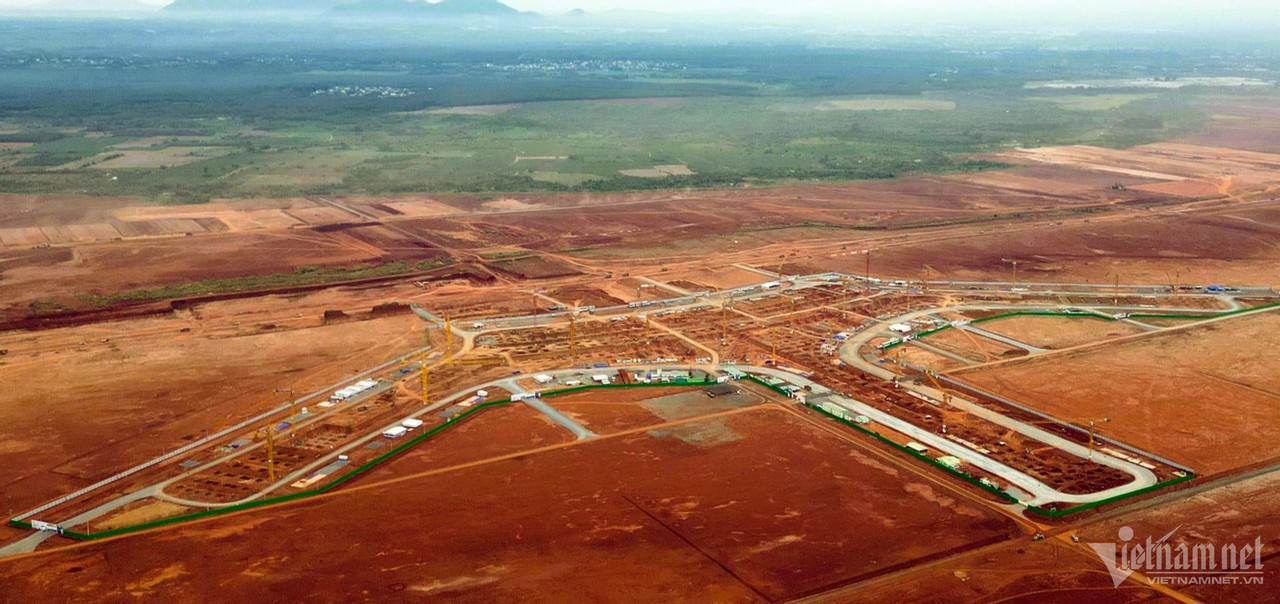 Đại diện liên danh Vietur cho biết, đến thời điểm này, liên danh nhà thầu đã huy động đội ngũ gồm 400 kỹ sư cùng hơn 700 công nhân thi công trên công trường. Hiện đã cơ bản hoàn thành các công trình tạm như nhà điều hành, hệ thống điện, hàng rào, cẩu tháp. Bên cạnh đó, liên danh các nhà thầu sẽ huy động thêm 43 xe đào, trên 100 xe chở đất để phục vụ thi công.