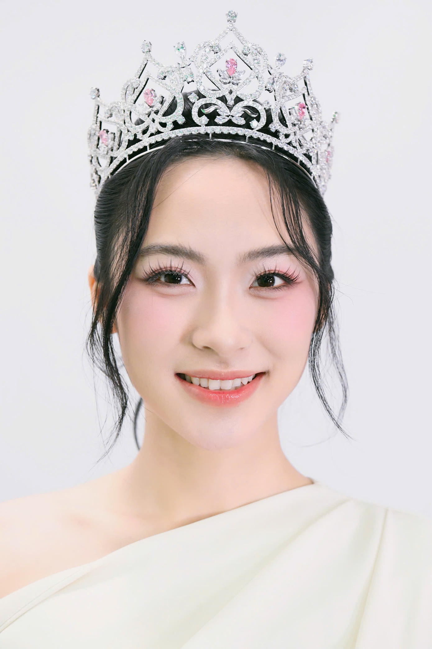 Cận nhan sắc của Á hậu Vân Nhi trong buổi phỏng vấn của báo Tiền Phong.