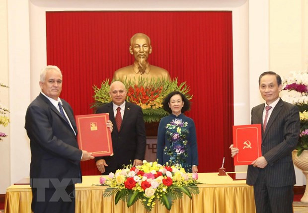 Thường trực Ban Bí thư Trương Thị Mai và Thường trực Ban Bí thư Đảng Cộng sản Cuba Roberto Morales Ojeda chứng kiến Lễ ký thỏa thuận trao đổi và hợp tác giữa hai Đảng. (Ảnh: Phương Hoa/TTXVN)