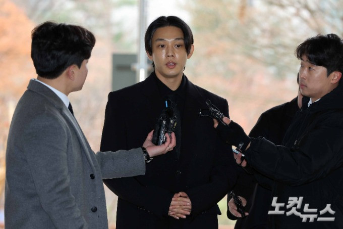 Yoo Ah In ra tòa sáng 12/12. Yoo Ah In ra tòa sáng 12/12.