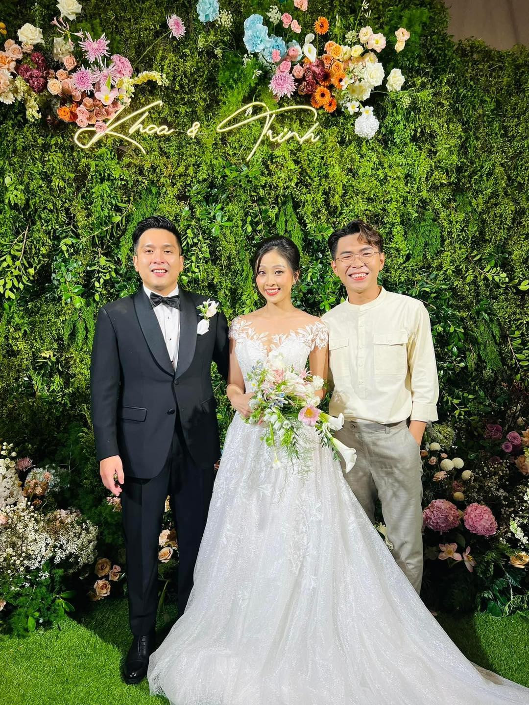 Minh Dự đến dự hôn lễ đàn chị trong nghề với bộ trang phục đơn giản nhưng thanh lịch. Vợ chồng Liêu Hà Trinh chọn âu phục trong tiệc tối sau lễ rước dâu mang đậm phong cách miền Tây xưa. Ảnh: FBNV.