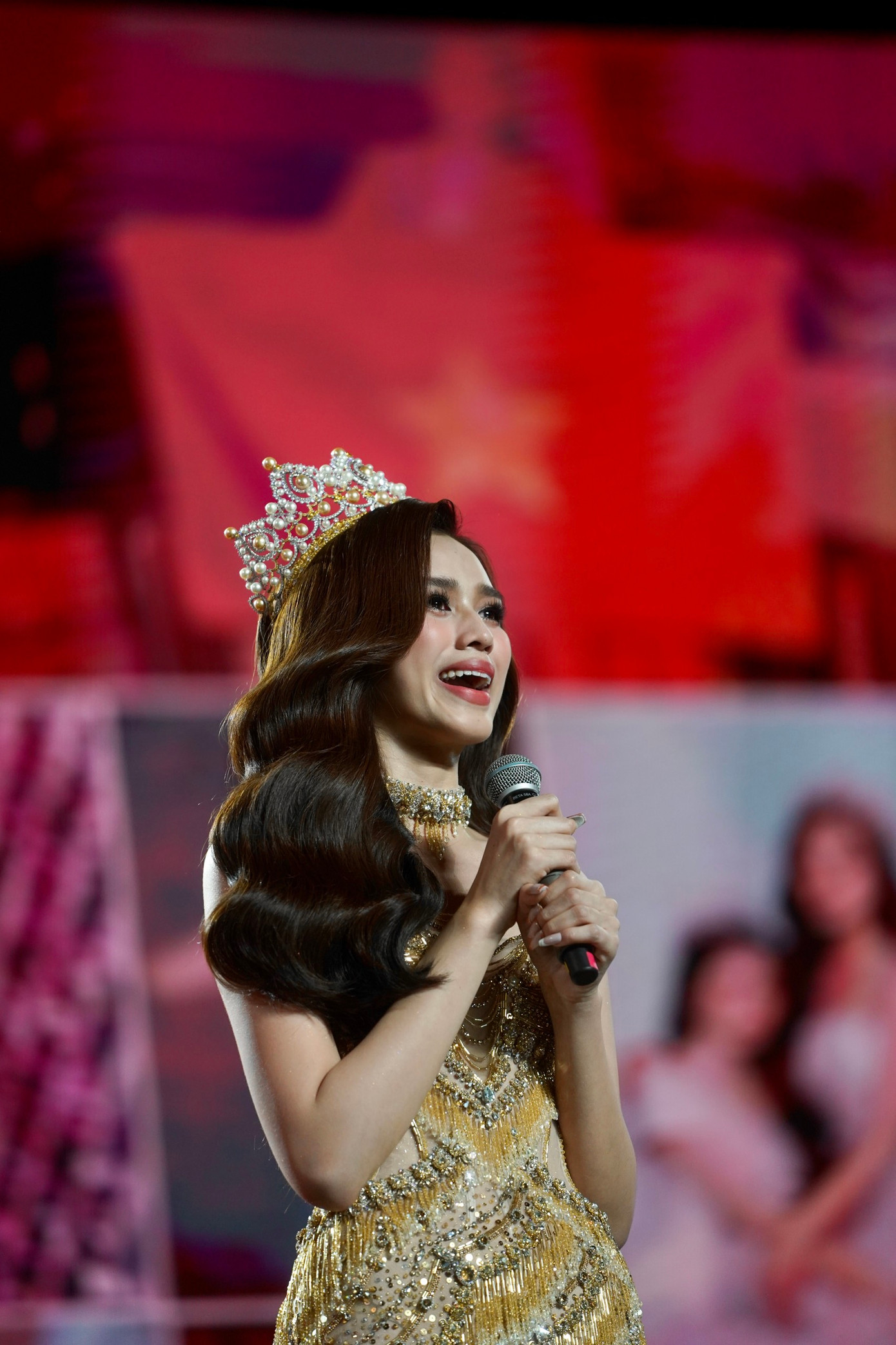 Đỗ Thị Hà khóc trong giây phút cận kề trao lại vương miện cho tân hoa hậu. Ảnh: Trọng Tài. Đỗ Thị Hà khóc trong giây phút cận kề trao lại vương miện cho tân hoa hậu. Ảnh: Trọng Tài.