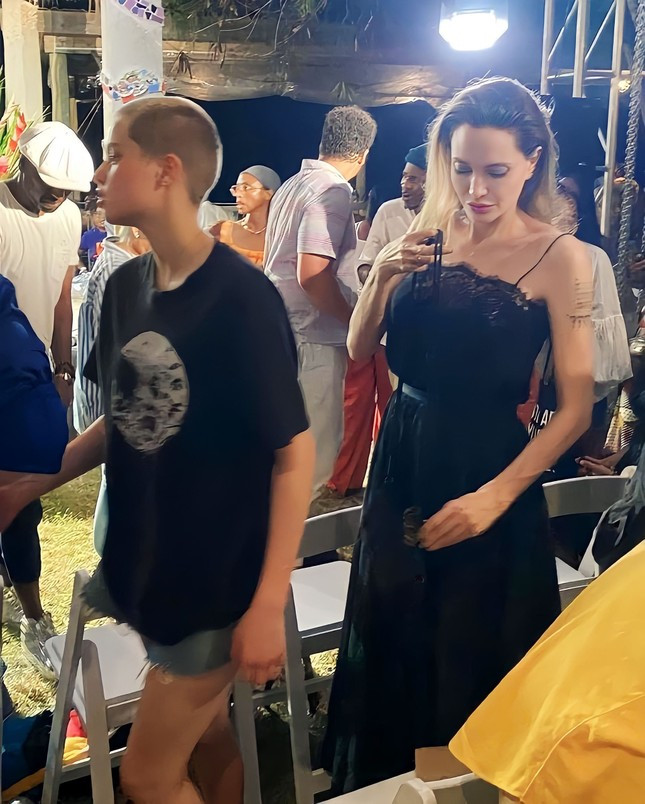 Hình ảnh đối lập của Shiloh Jolie-Pitt.