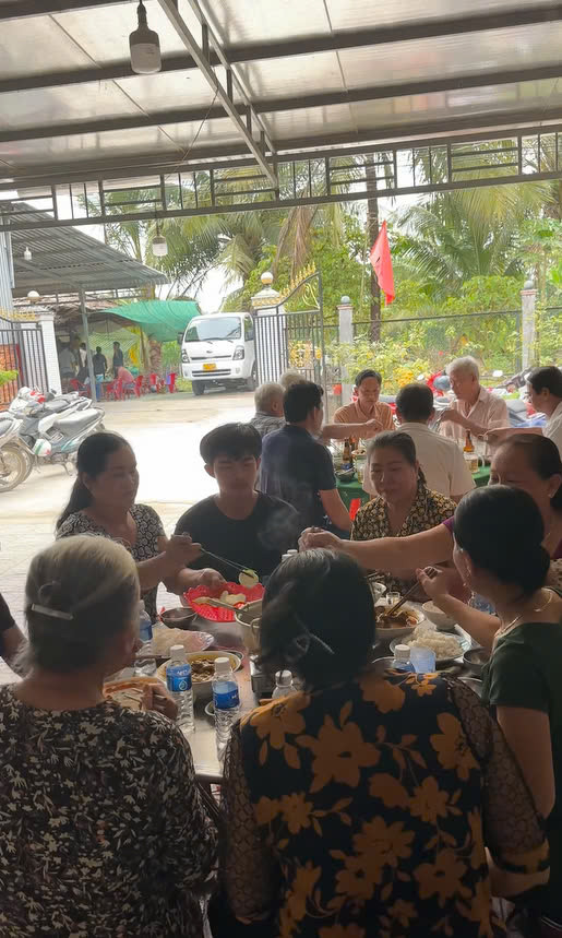 Video của Lê Tuấn Khang được khán giả cho là "nồi lẩu thập cẩm", gây cười với nhiều tình huống vô lý. Video của Lê Tuấn Khang được khán giả cho là "nồi lẩu thập cẩm", gây cười với nhiều tình huống vô lý.