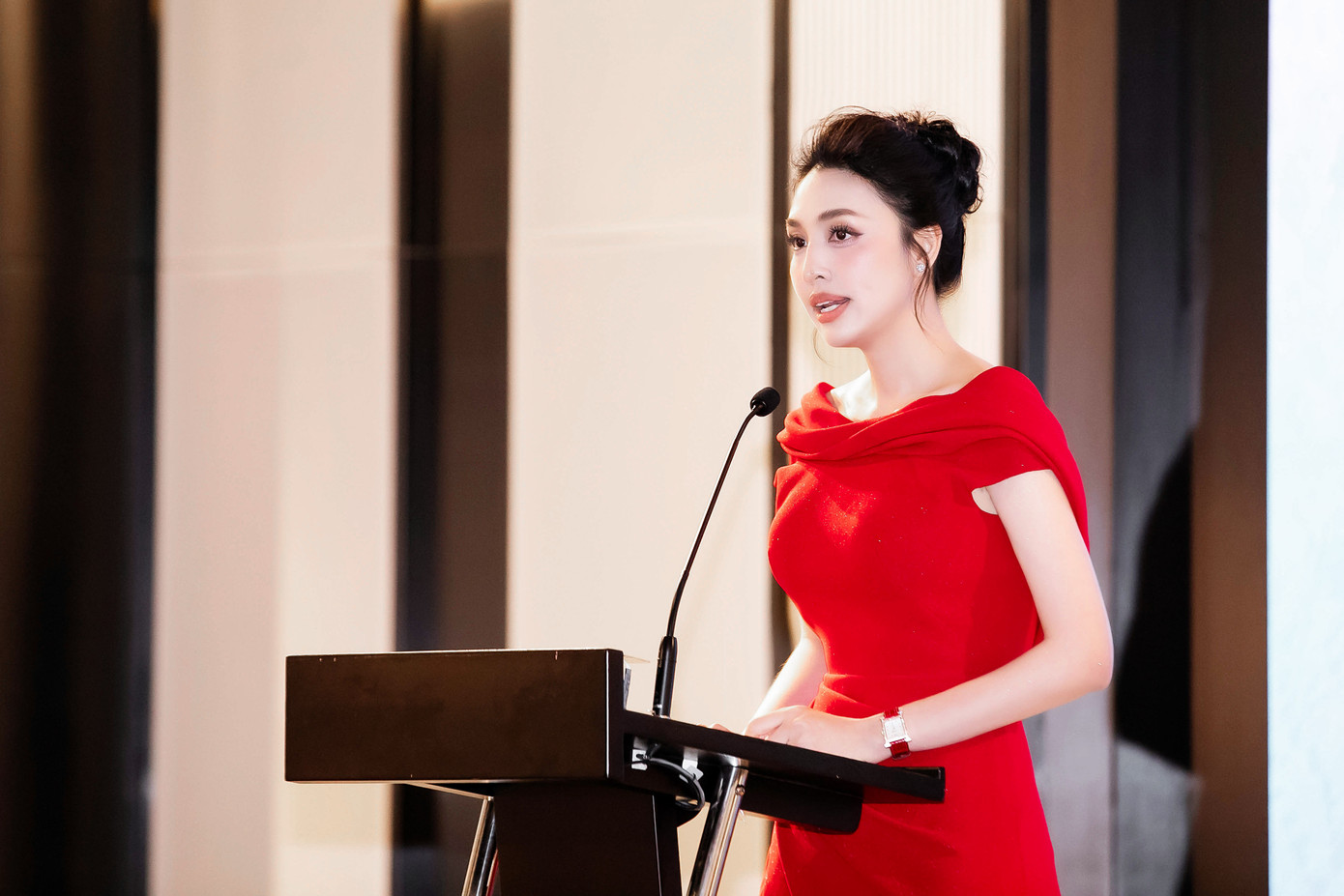 Cựu người mẫu Huỳnh Thanh Tuyền, đại diện nhà sản xuất chia sẻ tại buổi giới thiệu game show Đảo thiên đường. Cựu người mẫu Huỳnh Thanh Tuyền, đại diện nhà sản xuất chia sẻ tại buổi giới thiệu game show Đảo thiên đường.