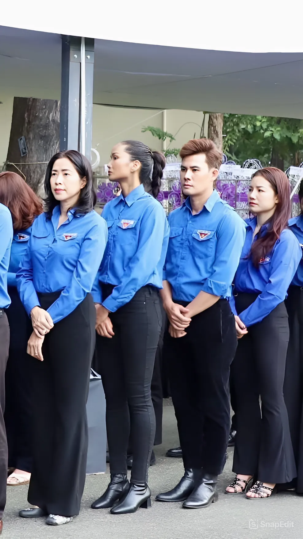 MC Quỳnh Hoa - Phó giám đốc Nhà văn hóa Thanh niên TP.HCM - và Hoa hậu H'Hen Niê cùng đội tình nguyện Nhà văn hóa Thanh Niên TP.HCM tại Lễ viếng Tổng Bí thư.