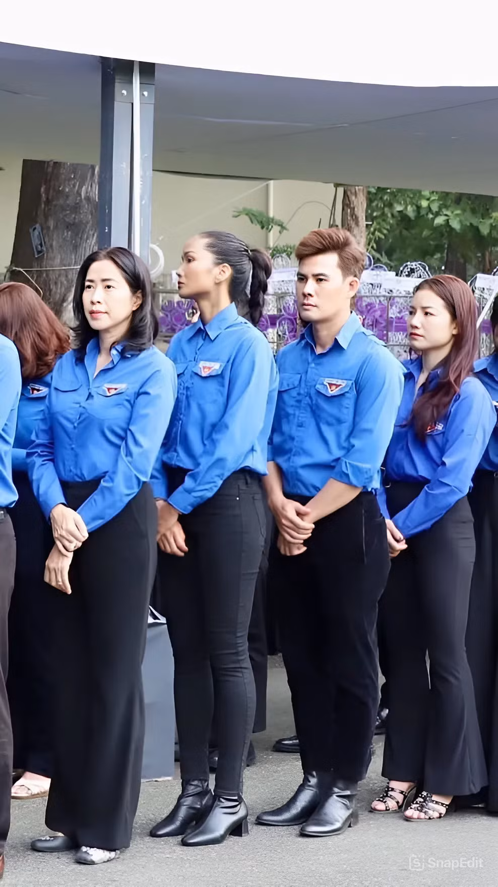 MC Quỳnh Hoa - Phó giám đốc Nhà văn hóa Thanh niên TP.HCM - và Hoa hậu H'Hen Niê cùng đội tình nguyện Nhà văn hóa Thanh Niên TP.HCM tại Lễ viếng Tổng Bí thư.