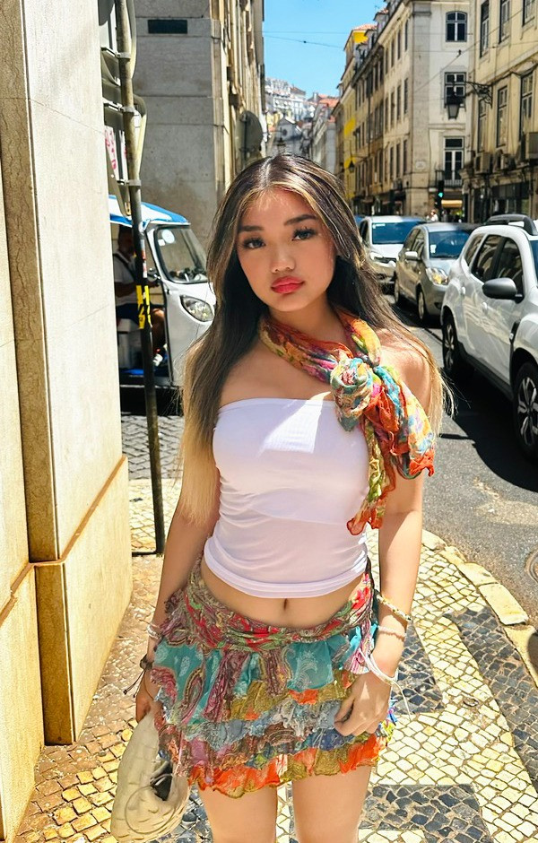 Hiện, con gái thứ hai của Mỹ Lệ chờ cơ hội được xét tuyển đại học ở Đức. Cô muốn ở cùng chị gái là Jannet Ngô, đang là sinh viên Y tại một đại học ở Hamburg, Đức. Hai con gái của Mỹ Lệ đều được cha là doanh nhân Đức Bình hướng đến ngành y. Hiện, con gái thứ hai của Mỹ Lệ chờ cơ hội được xét tuyển đại học ở Đức. Cô muốn ở cùng chị gái là Jannet Ngô, đang là sinh viên Y tại một đại học ở Hamburg, Đức. Hai con gái của Mỹ Lệ đều được cha là doanh nhân Đức Bình hướng đến ngành y.