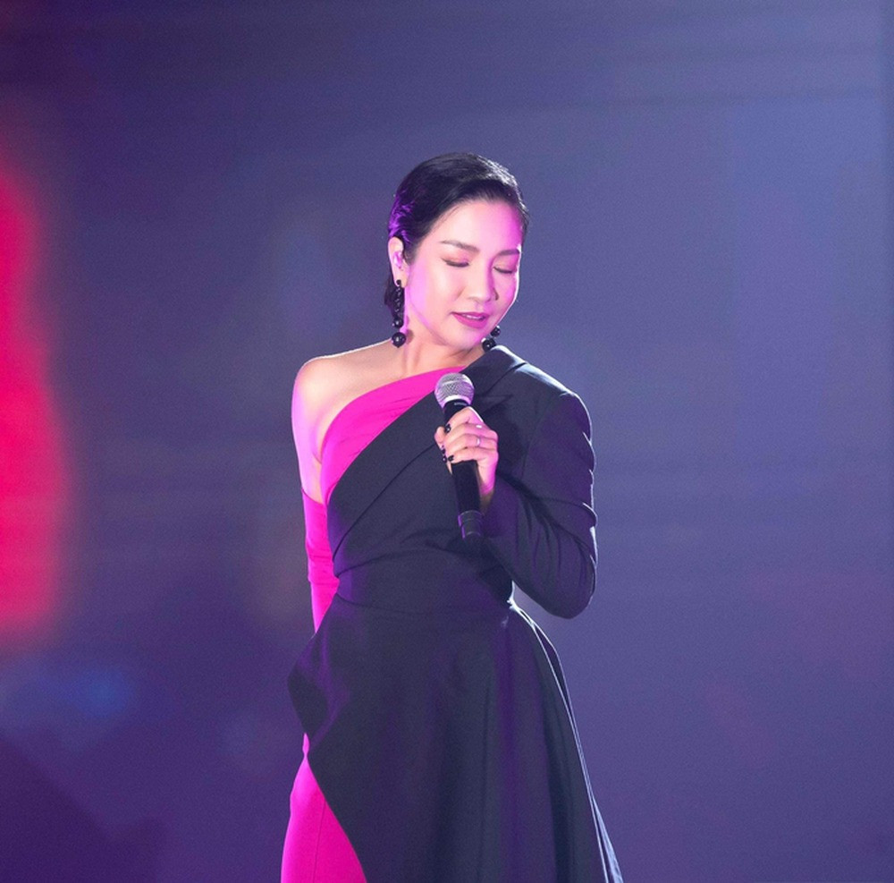 Mỹ Linh nhận giải Thành tựu Làn Sóng Xanh.