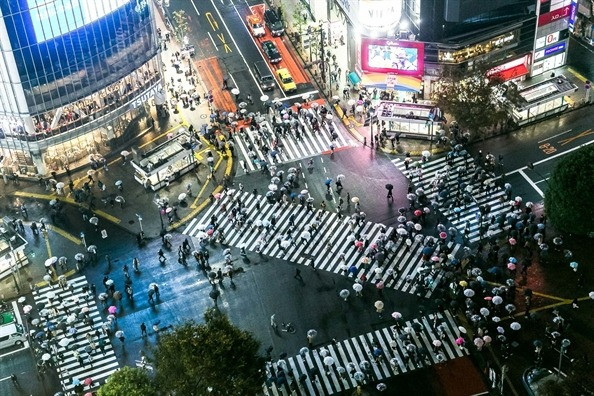 Khi ghé Tokyo, một trong những nơi phải đến là Shibuya, thị trấn không bao giờ ngủ. Theo SCMP, luôn có ít nhất 500.000 người có mặt trên phố bất kể thời gian nào. Hàng trăm cửa hàng quần áo, thức ăn nhanh, cửa hàng tổng hợp... luôn sáng đèn chờ đón du khách khắp thế giới.