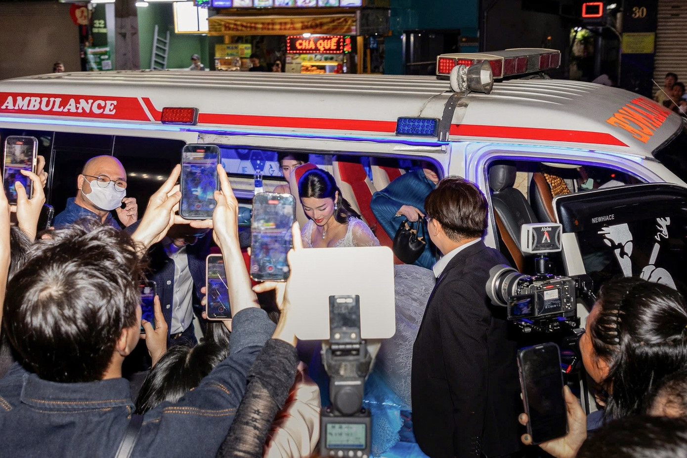 Khung cảnh diễn viên Âm dương lộ bước xuống từ xe cứu thương gây tranh cãi.