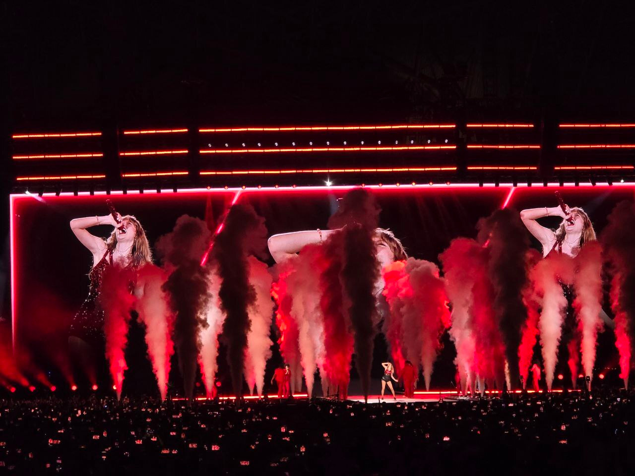 Sân khấu được đầu tư mạnh từ bối cảnh đến hiệu ứng, mang quy mô buổi diễn của nữ ca sĩ nổi tiếng nhất thế giới hiện tại. Sân khấu được đầu tư mạnh từ bối cảnh đến hiệu ứng, mang quy mô buổi diễn của nữ ca sĩ nổi tiếng nhất thế giới hiện tại.