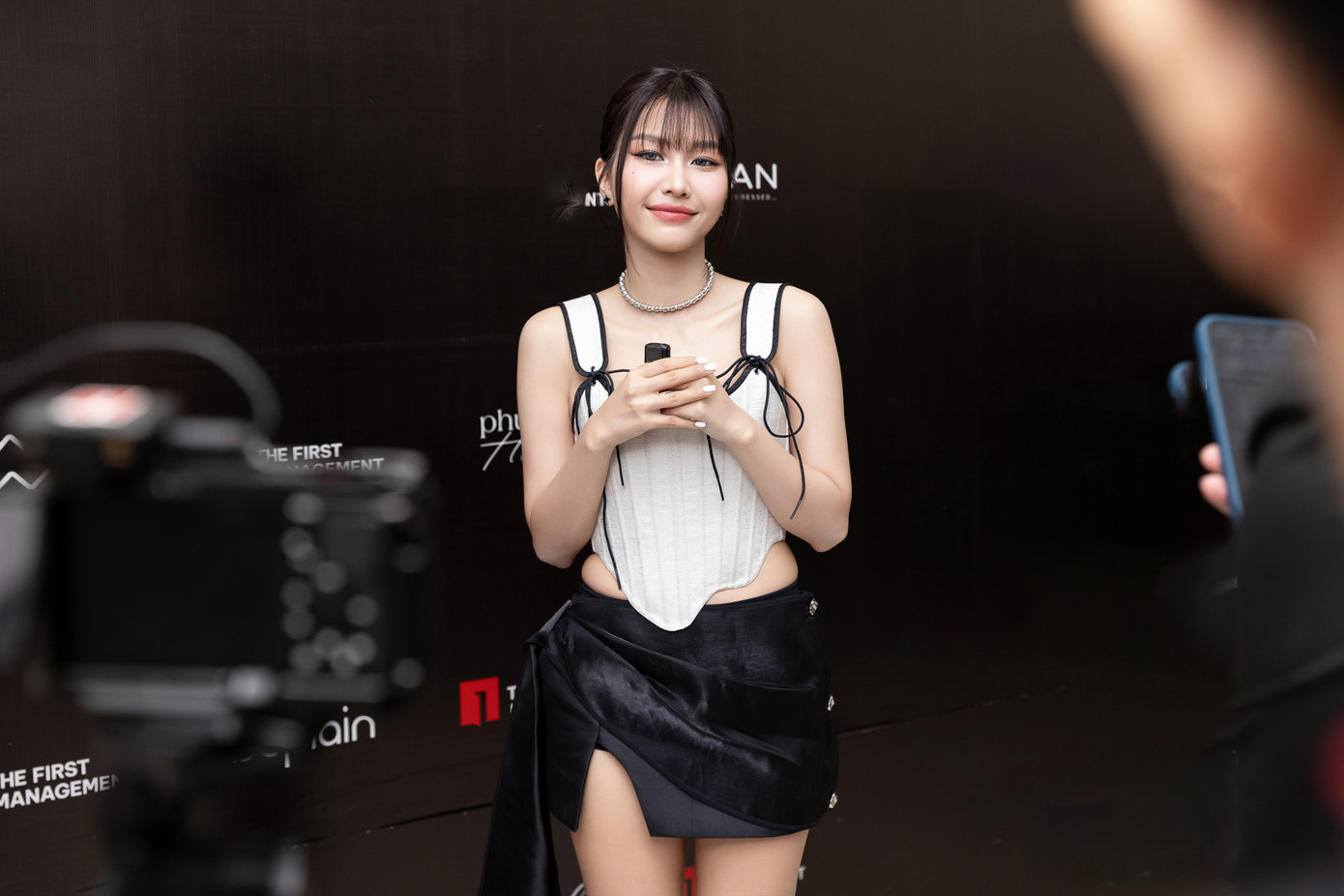 Ca sĩ Ngụy Thùy Linh mặc phong cách Y2K, xu hướng thời trang được sao châu Á yêu thích trong năm 2023.