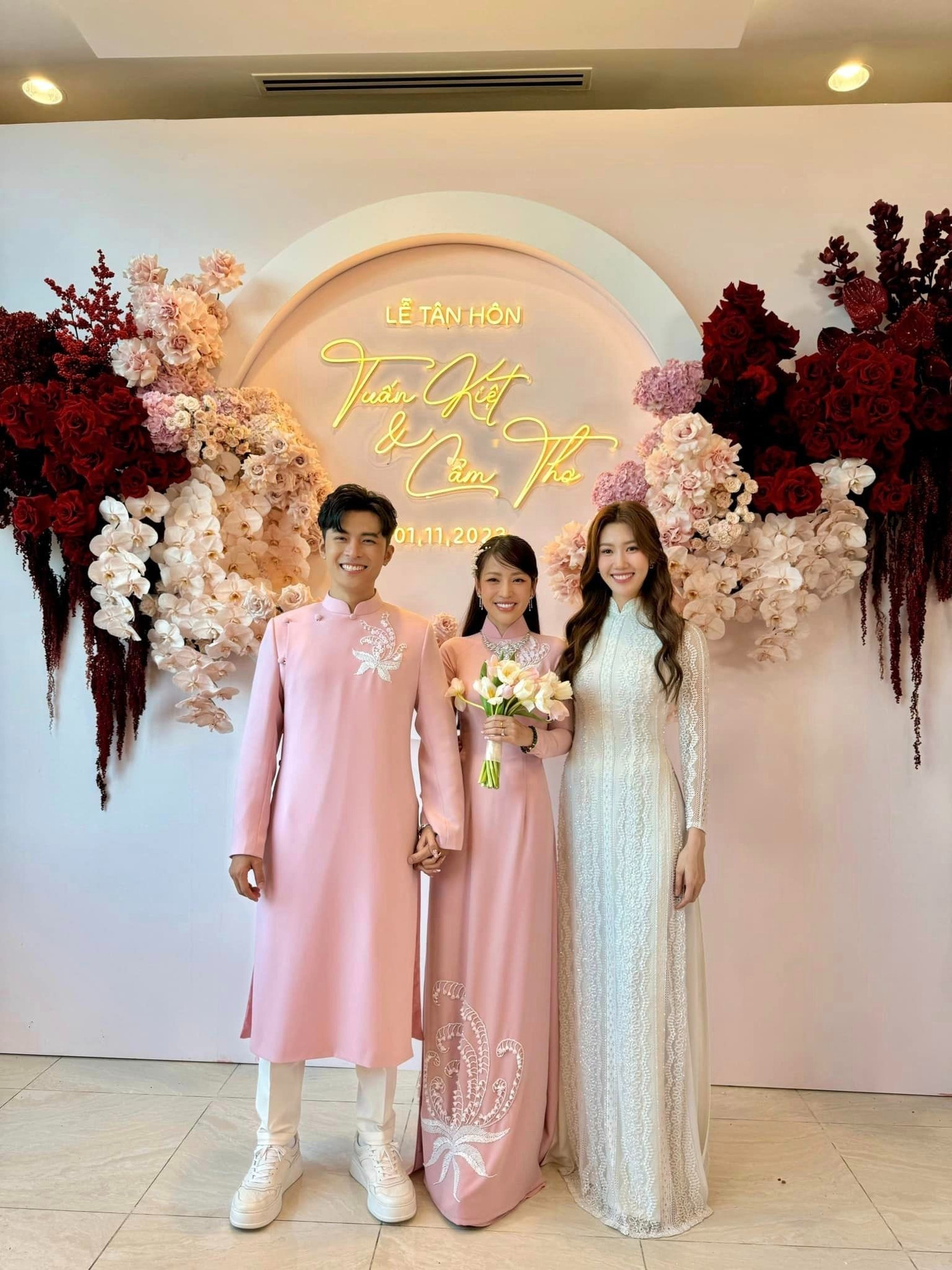 Gin Tuấn Kiệt và Puka gửi thiệp mời đồng nghiệp ăn cưới từ tháng 10. Theo đó, cặp diễn viên tổ chức lễ cưới ở ba địa điểm, bắt đầu từ resort ở Cam Ranh, Khánh Hòa (quê Gin Tuấn Kiệt) ngày 4/11. Đến ngày 6/11, tiệc báo hỷ của hai diễn viên tổ chức ở TPHCM, thuận tiện cho đồng nghiệp, đối tác. Sau đó, họ tổ chức tiệc cưới tại Đồng Tháp, quê của cô dâu Puka.