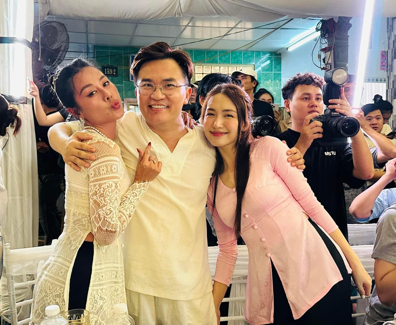 Trên mạng xã hội, nhiều người cho rằng nữ ca sĩ rút kinh nghiệm sau khi bị góp ý &quot;làm lố&quot; tại đám cưới của Puka và Gin Tuấn Kiệt.