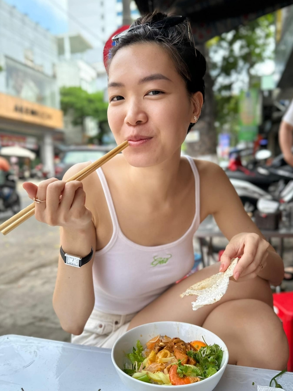 Trong loạt ảnh đăng trên trang cá nhân, hoa hậu sinh năm 1990 tự tin khoe gương mặt mộc, ít son phấn. Trong loạt ảnh đăng trên trang cá nhân, hoa hậu sinh năm 1990 tự tin khoe gương mặt mộc, ít son phấn.