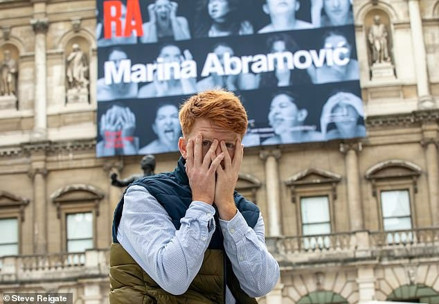 Biểu cảm của du khách khi đến triển lãm của Marina Abramović. Biểu cảm của du khách khi đến triển lãm của Marina Abramović.